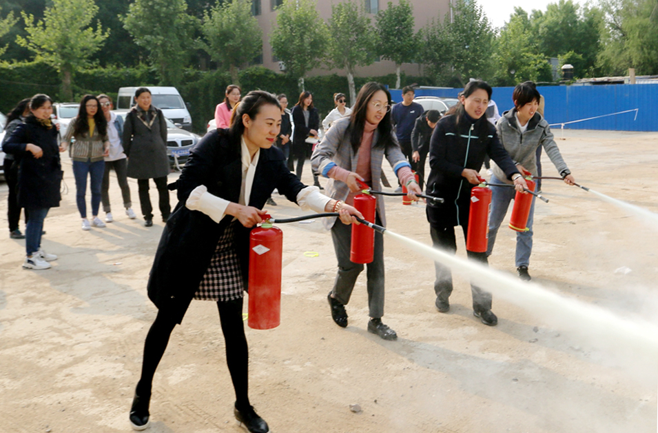 集團(tuán)工會(huì)組織消防知識(shí)培訓(xùn)和逃生安全演練活動(dòng) 集團(tuán)工會(huì)組織消防知識(shí)培訓(xùn)和逃生安全演練活動(dòng)