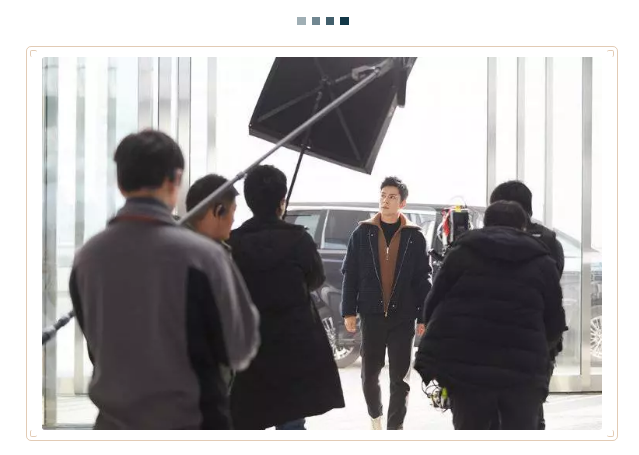 探班網(wǎng)劇《走起！我的天才街坊》 韓東君牽手彭小苒開啟甜虐模式