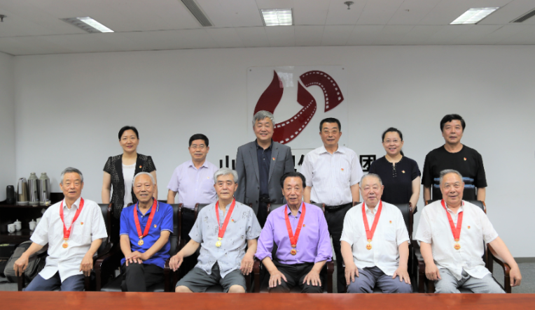 山影集團為老黨員頒發(fā)“光榮在黨50年”紀(jì)念章