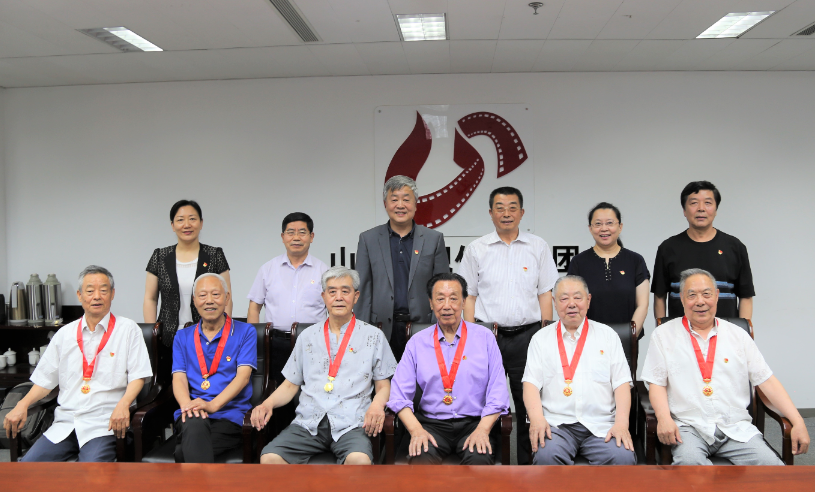 山影集團(tuán)為老黨員頒發(fā)“光榮在黨50年”紀(jì)念章