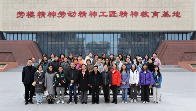 學(xué)習(xí)勞模先進(jìn)事跡 弘揚(yáng)民族工匠精神